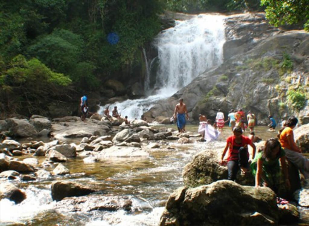 Lakkam Waterfalls: Weekend Waterfall in Munnar