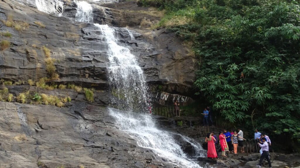 Valara Falls: 42 km From Munnar