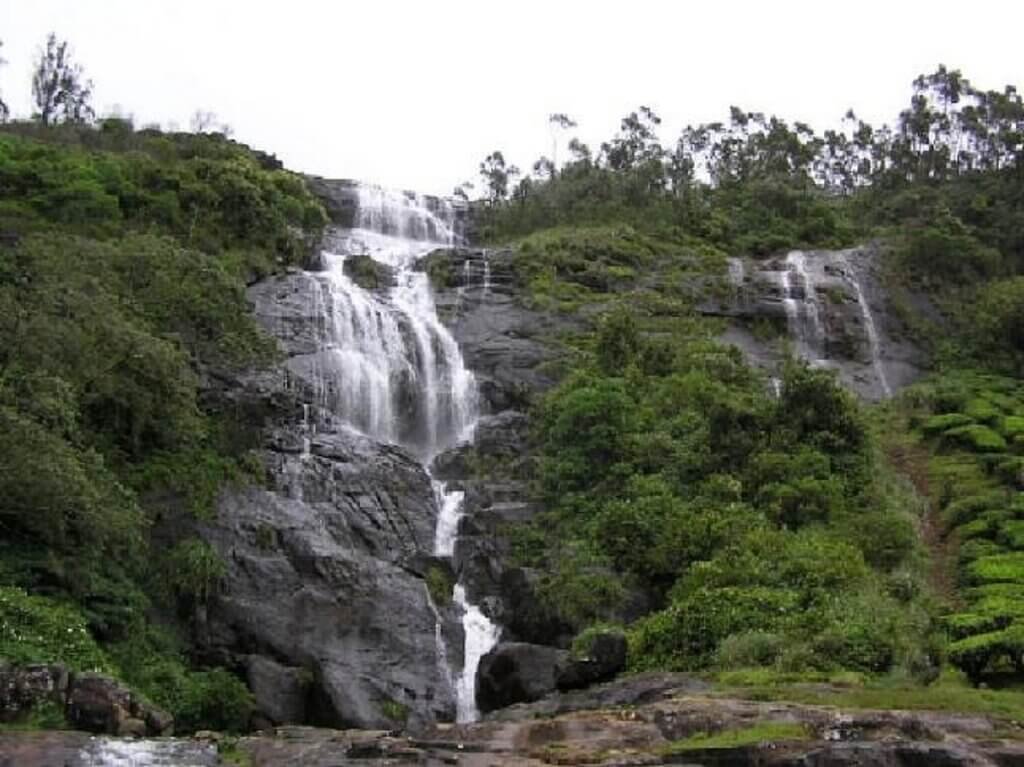 Power House Waterfalls: Waterfall at Highway Near Munnar